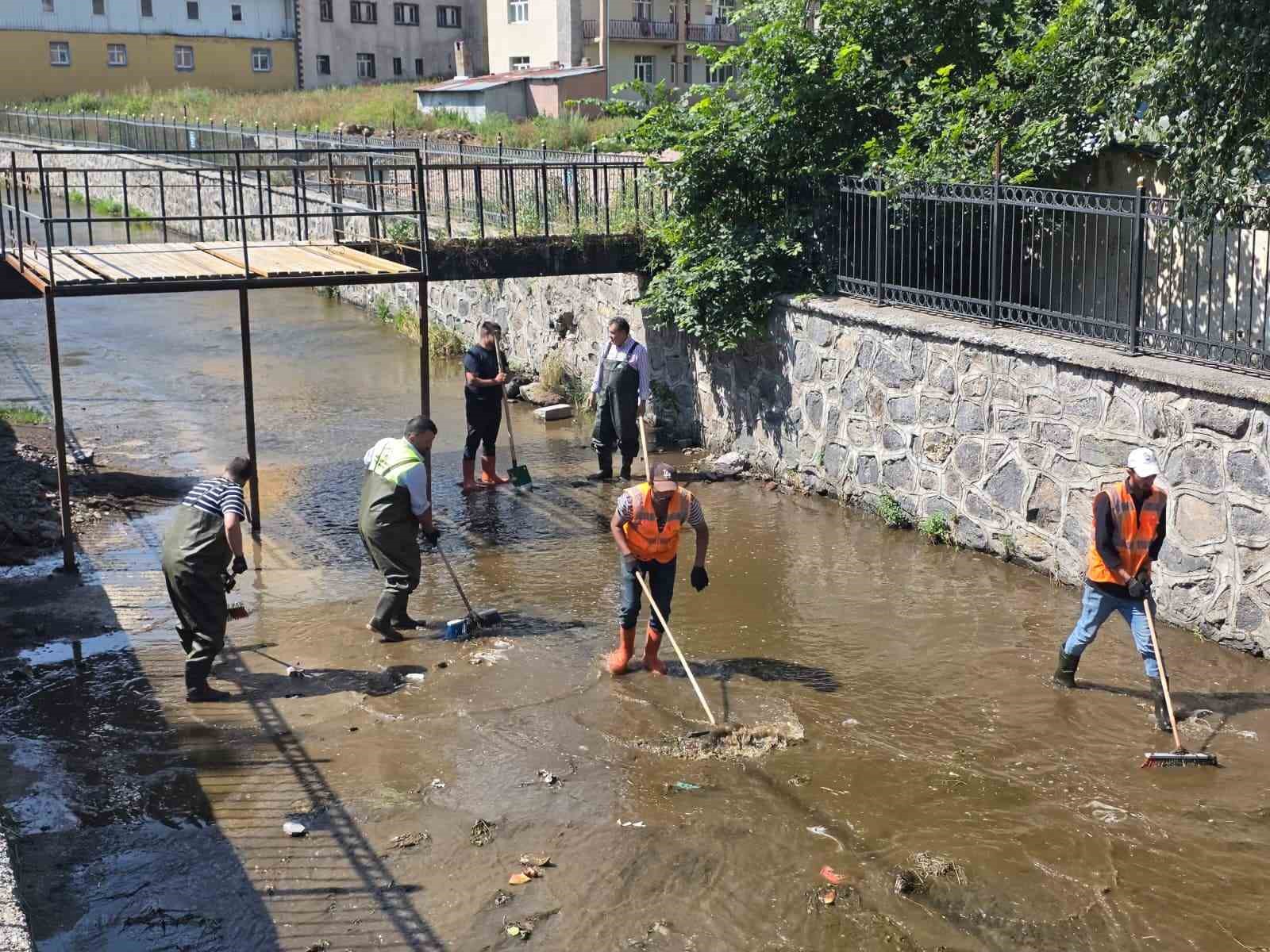 Alabalık deresi Belediye ekiplerince temizlendi
