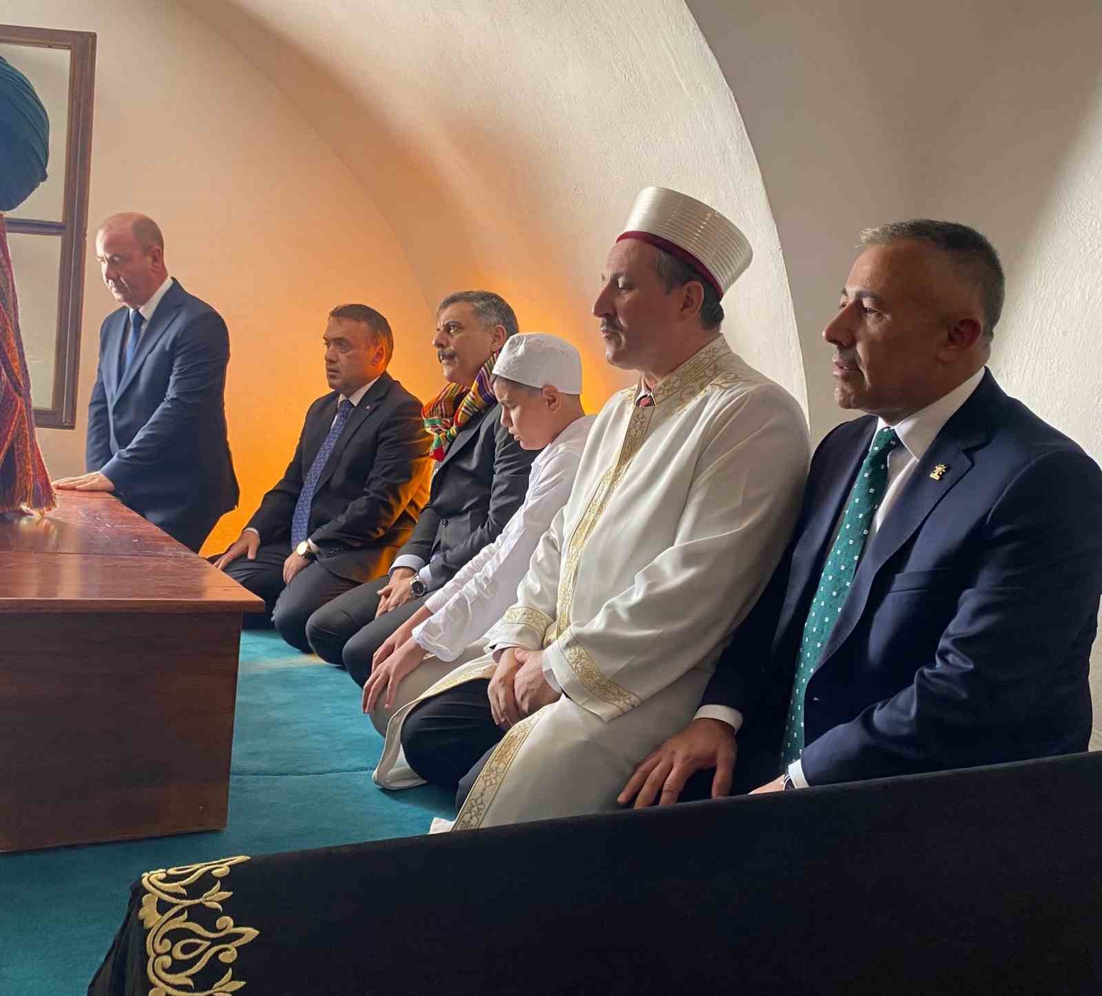 Bakan Çiftçi, Şeyh Edebali Türbesi’ni ziyaret etti