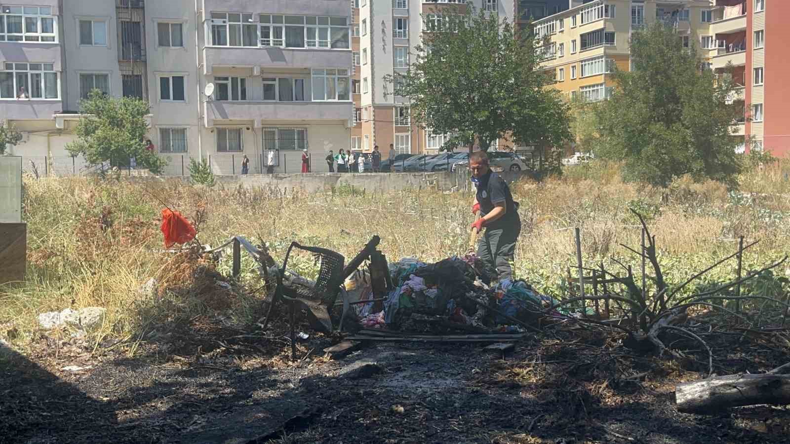 Otluk alandaki yangında toplu taşıma aracı hasar gördü