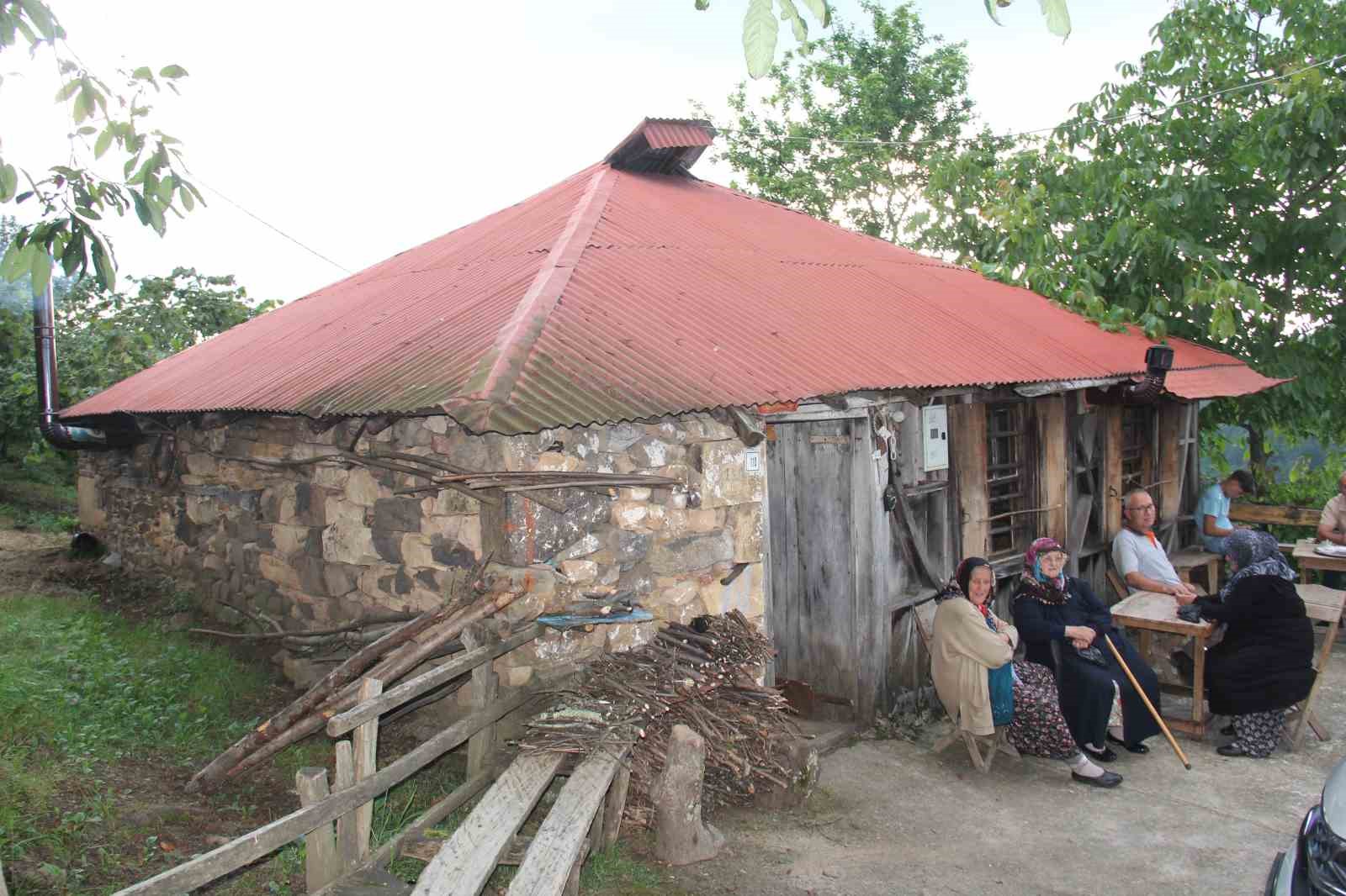 Giresun’da yayla yolundaki 70 yıllık kahvehane zamana direniyor