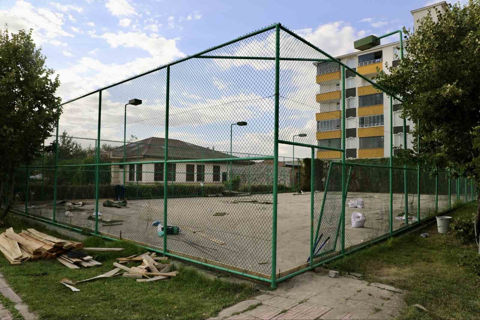 Ağrı’da tenis kortlarının zemini yenileniyor