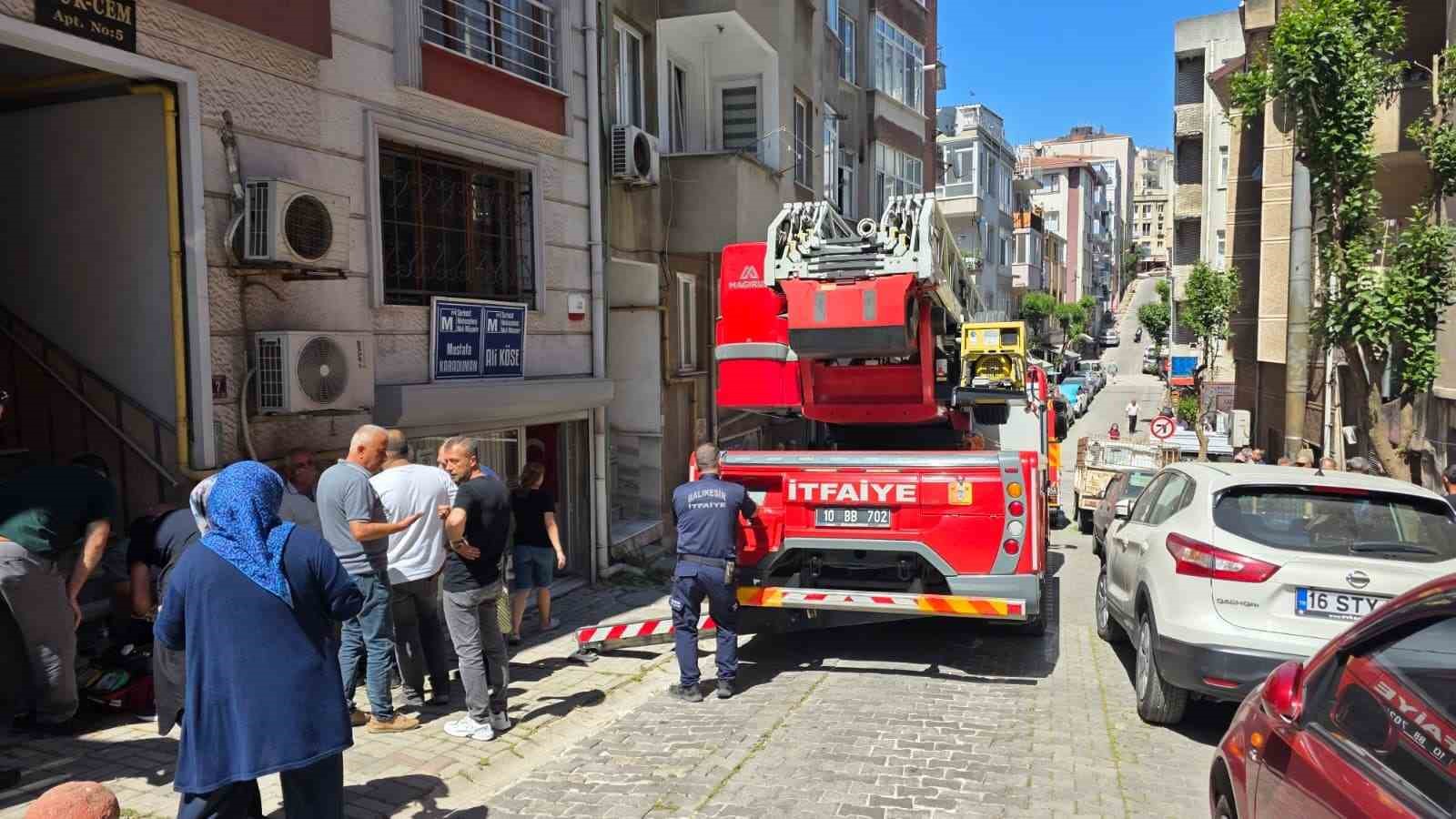 Bandırma’da davlumbazdan çıkan yangın mahalleyi ayağa kaldırdı
