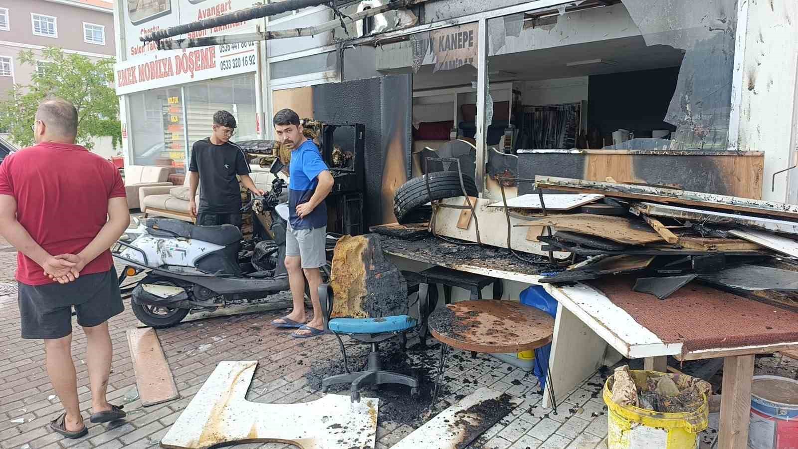 Balkonda oynayan çocuğun ateşle oyunu alt kattaki döşeme atölyesini küle çevirdi