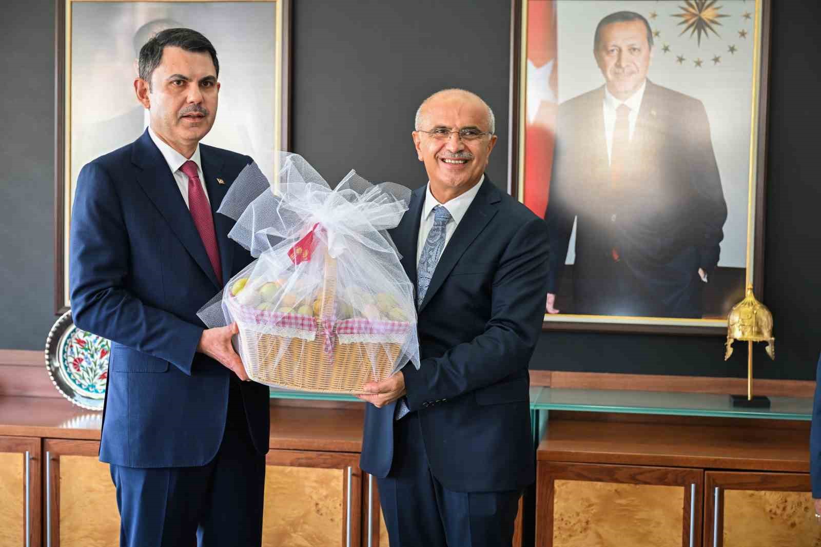 Bakan Murat Kurum, şehir kütüphanesini gezdi