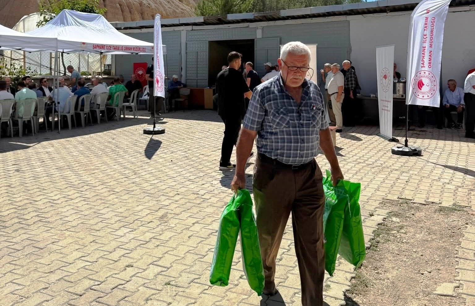 Şaphane&rsquo;de kiraz ve vişne &uuml;reticilerine bordo bulamacı desteği