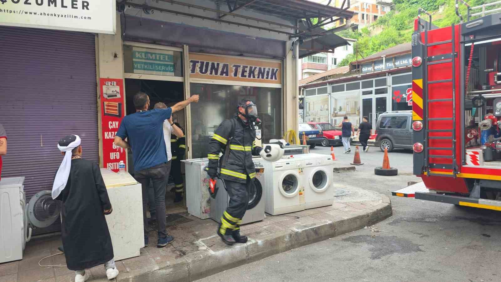 Tamircinin deposunda çıkan yangın korkuttu