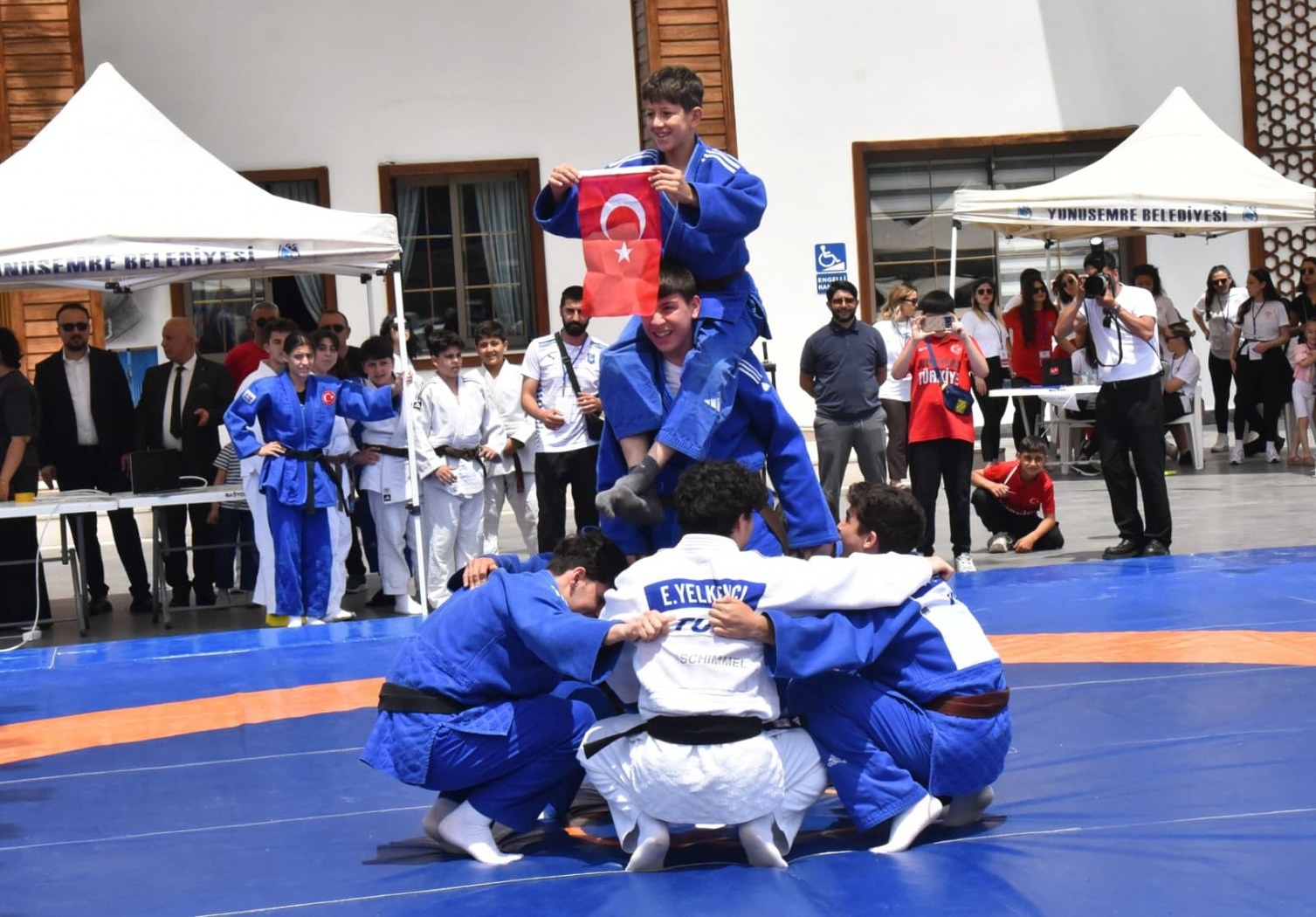 Yunusemre&rsquo;de 19 Mayıs ş&ouml;leni renkli g&ouml;r&uuml;nt&uuml;lere sahne oldu
