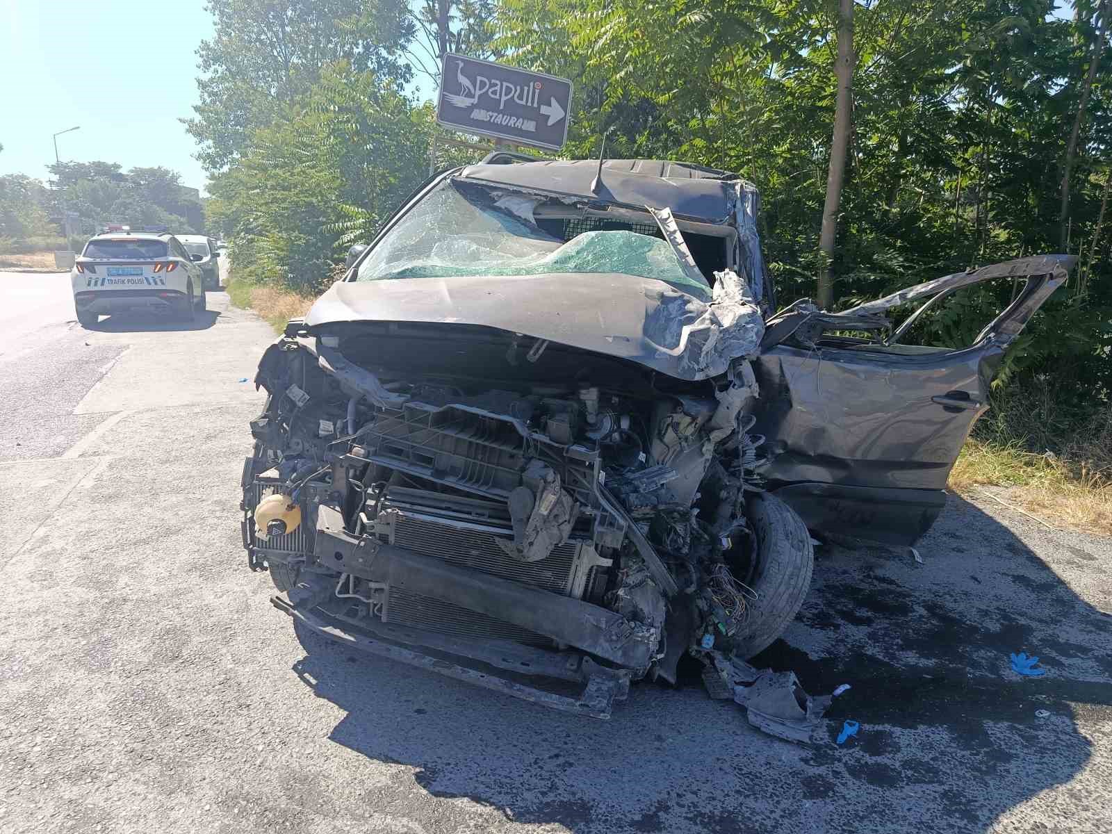 Küçükçekmece’de hafif ticari araç ile tır çarpıştı: 1 ağır yaralı