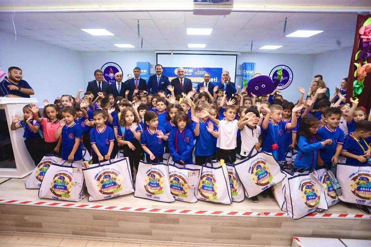 Bu il&ccedil;ede t&uuml;m &ouml;ğrencilere &ccedil;anta ve kırtasiye seti hediye