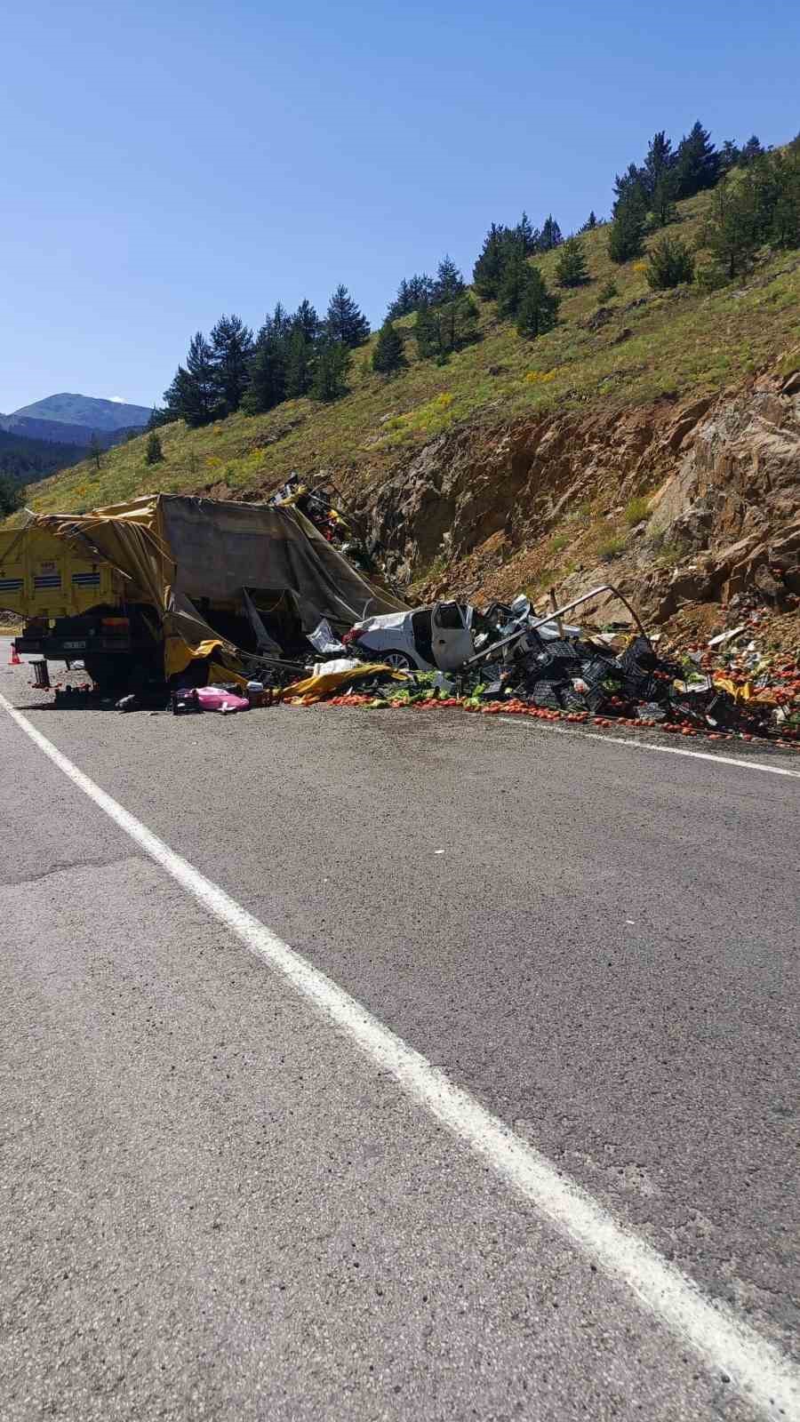 Gümüşhane’de sebze yüklü kamyon otomobile arkadan çarptı: 4 yaralı