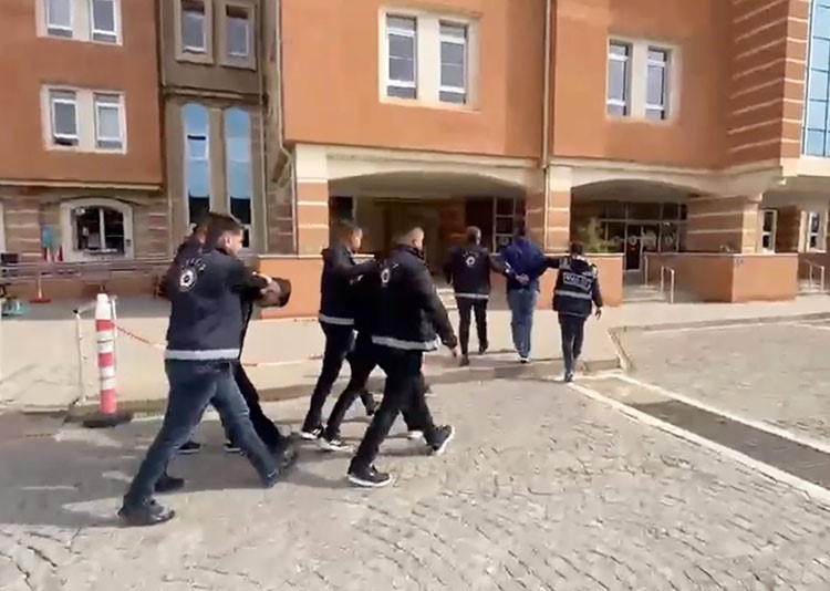 Etek giyip iş yeri kurşunladılar, polis ekiplerinden kaçamadılar