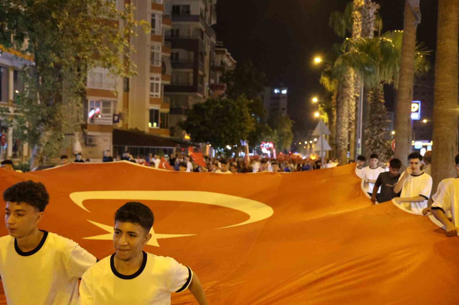 Kozan’da vatandaşlar Türk bayrakları ile 15 Temmuz’un yıldönümünde meydanlarda