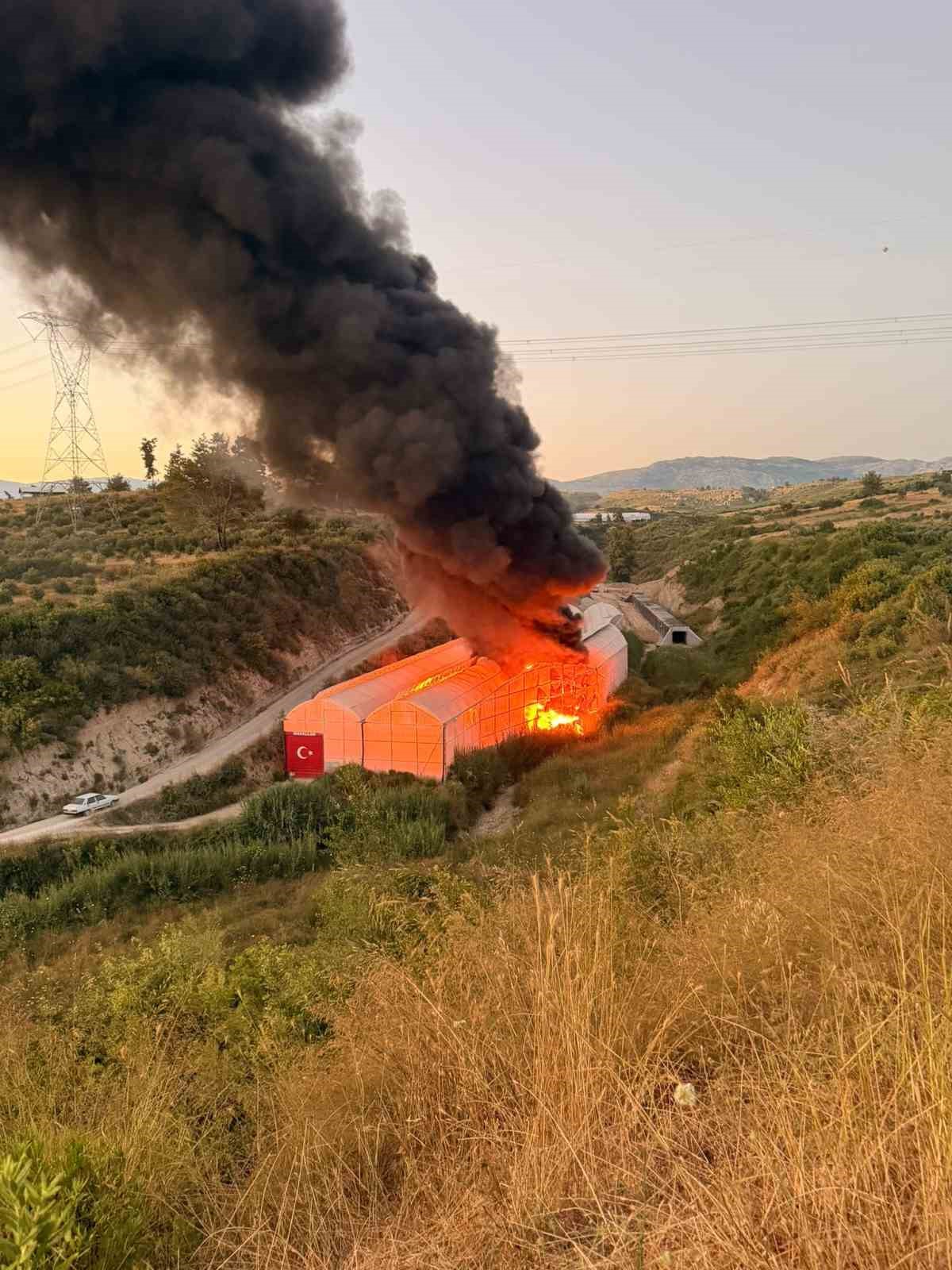 Motosiklet yedek par&ccedil;a deposu olarak kullanılan muz serası alev alev yandı