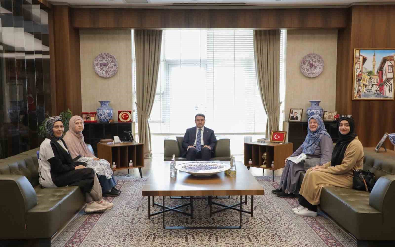 Vali Musa Işın, "Manevi Yönüyle Kütahya" kitabının hazırlayıcılarını ağırladı