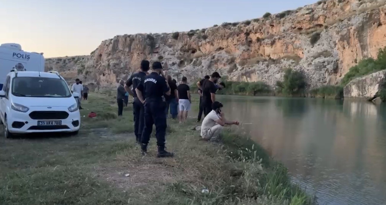 Serinlemek için Göksu Çayı’na giren genç akıntıya kapıldı