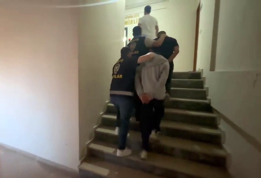 Avcılar’da çocuklar arasında çıkan kavgada bir kişi bıçaklandı: O anlar kamerada