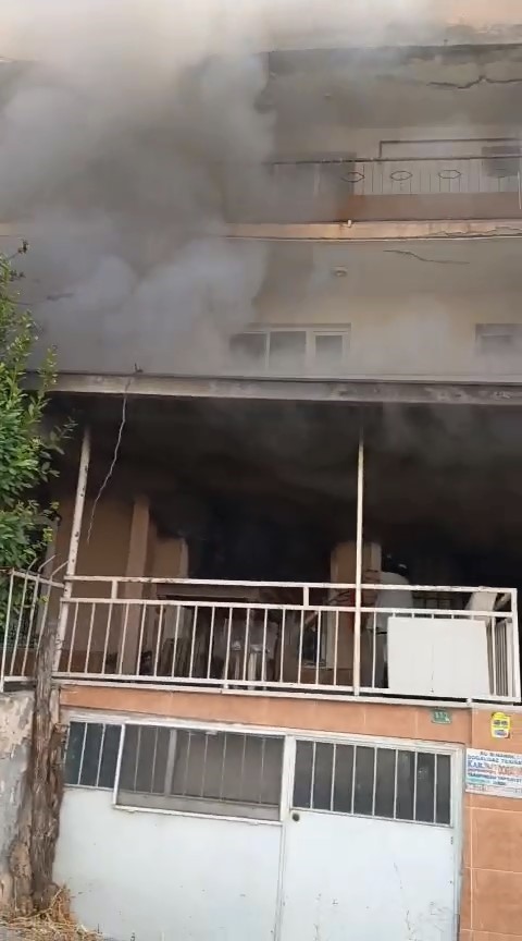 4 katlı evin giriş katında çıkan yangına ilk müdahaleyi vatandaşlar yaptı