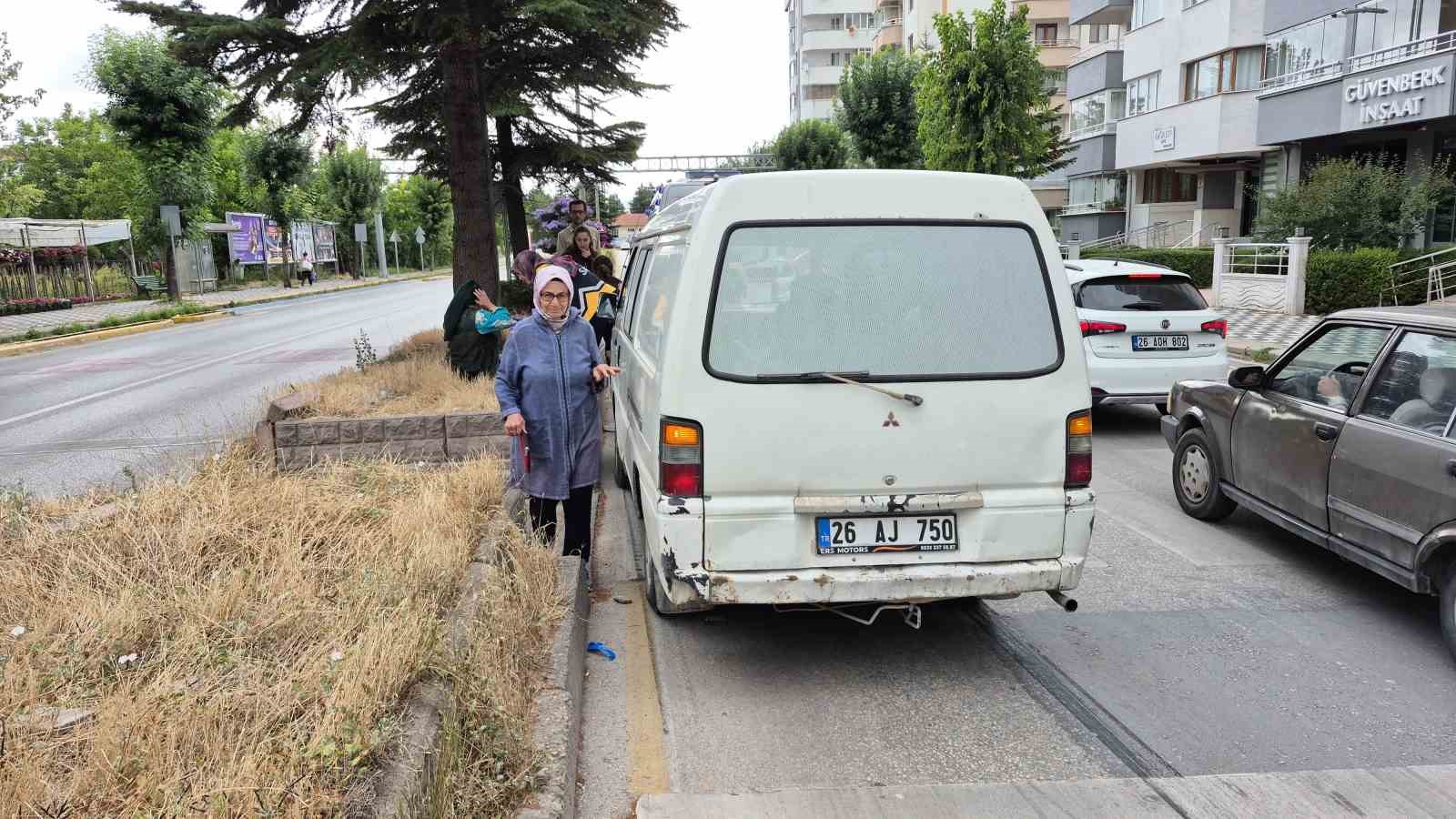 Yaya ge&ccedil;idinde duramayan minib&uuml;s, anneanne ve torununa &ccedil;arptı