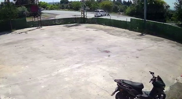 Hafif ticari araca ok gibi saplanan motosikletteki 2 kişi metrelerce havaya uçtu