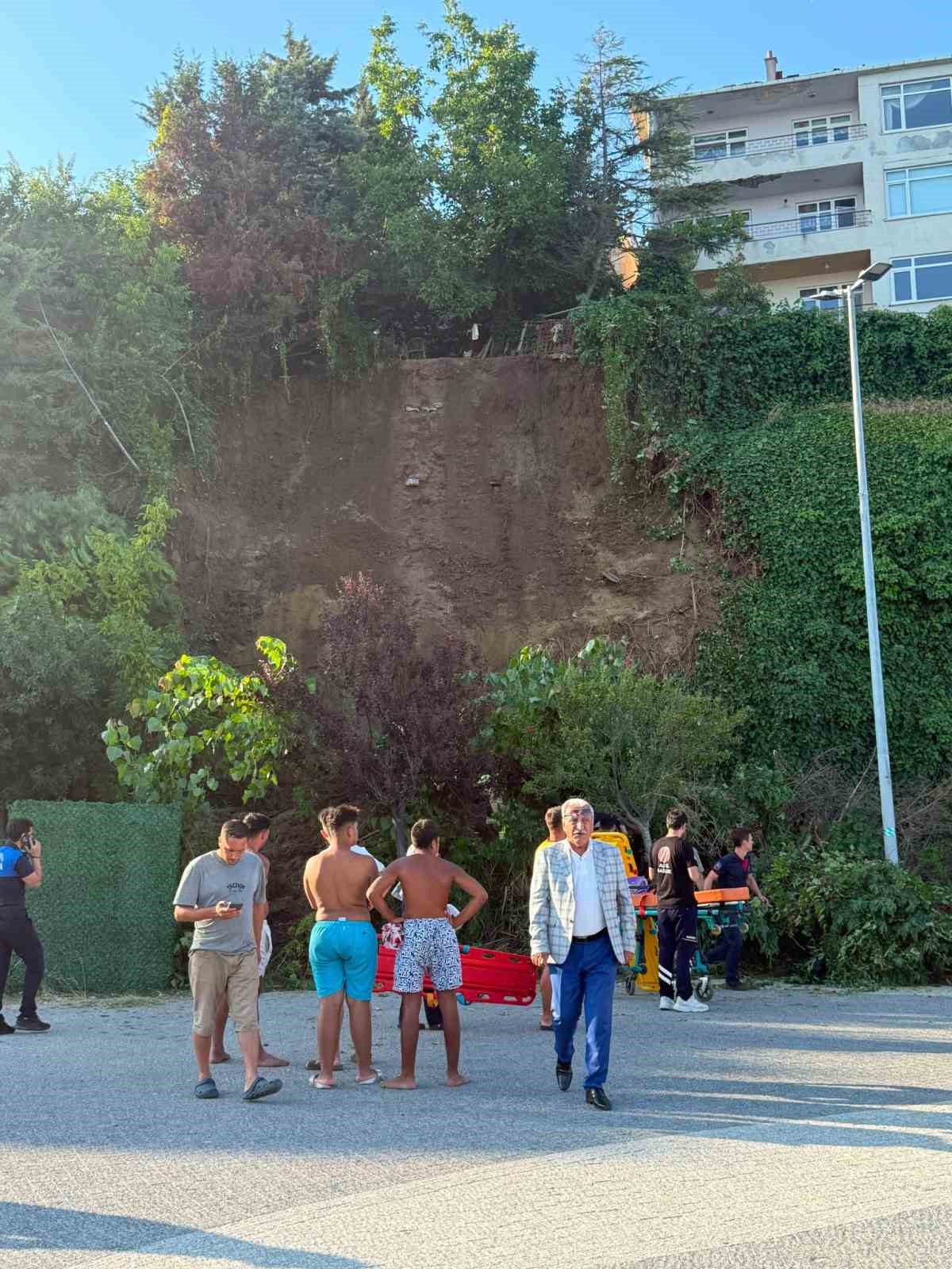 Büyükçekmece Mimar Sinan Sahil’de toprak kayması