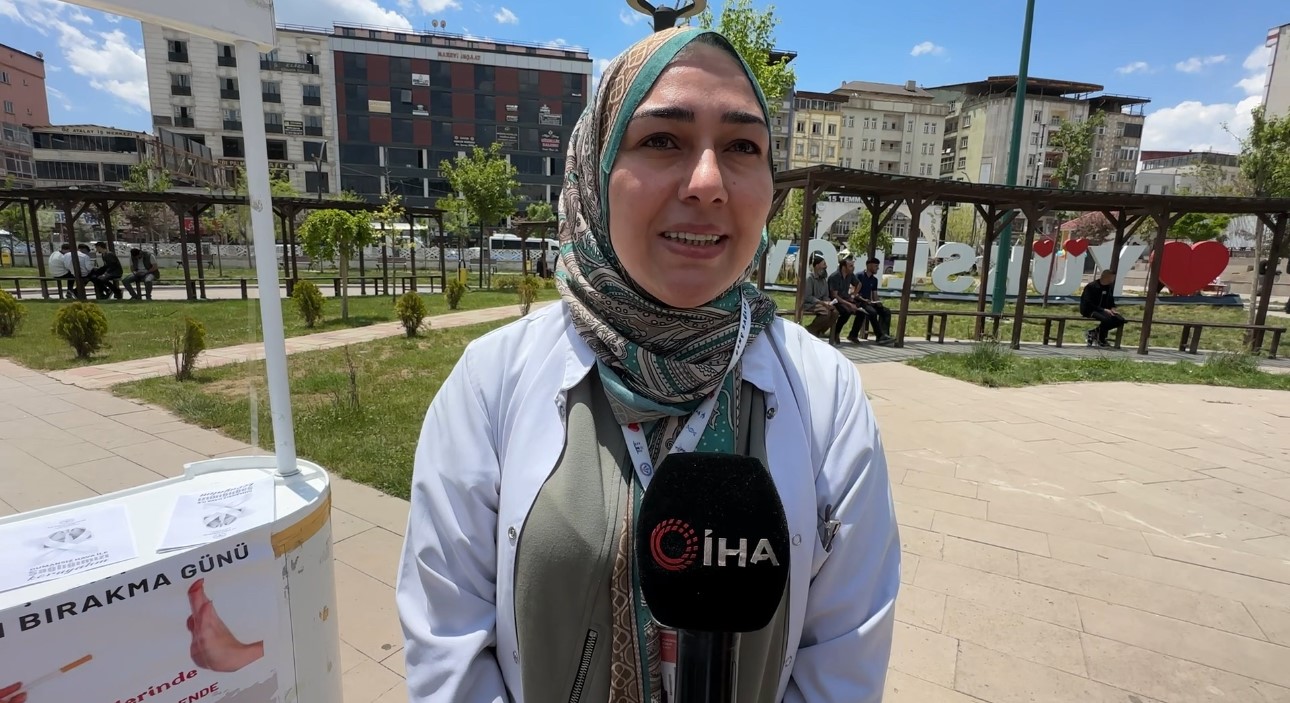 Yüksekova’da sağlık ekiplerinden ’sokakta sigarayı bırakma’ seferberliği