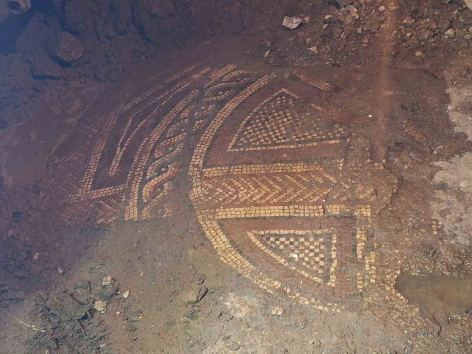 Mardin&rsquo;de tarihi eser ka&ccedil;ak&ccedil;ılığı operasyonunda 1500 yıllık mozaik ele ge&ccedil;irildi