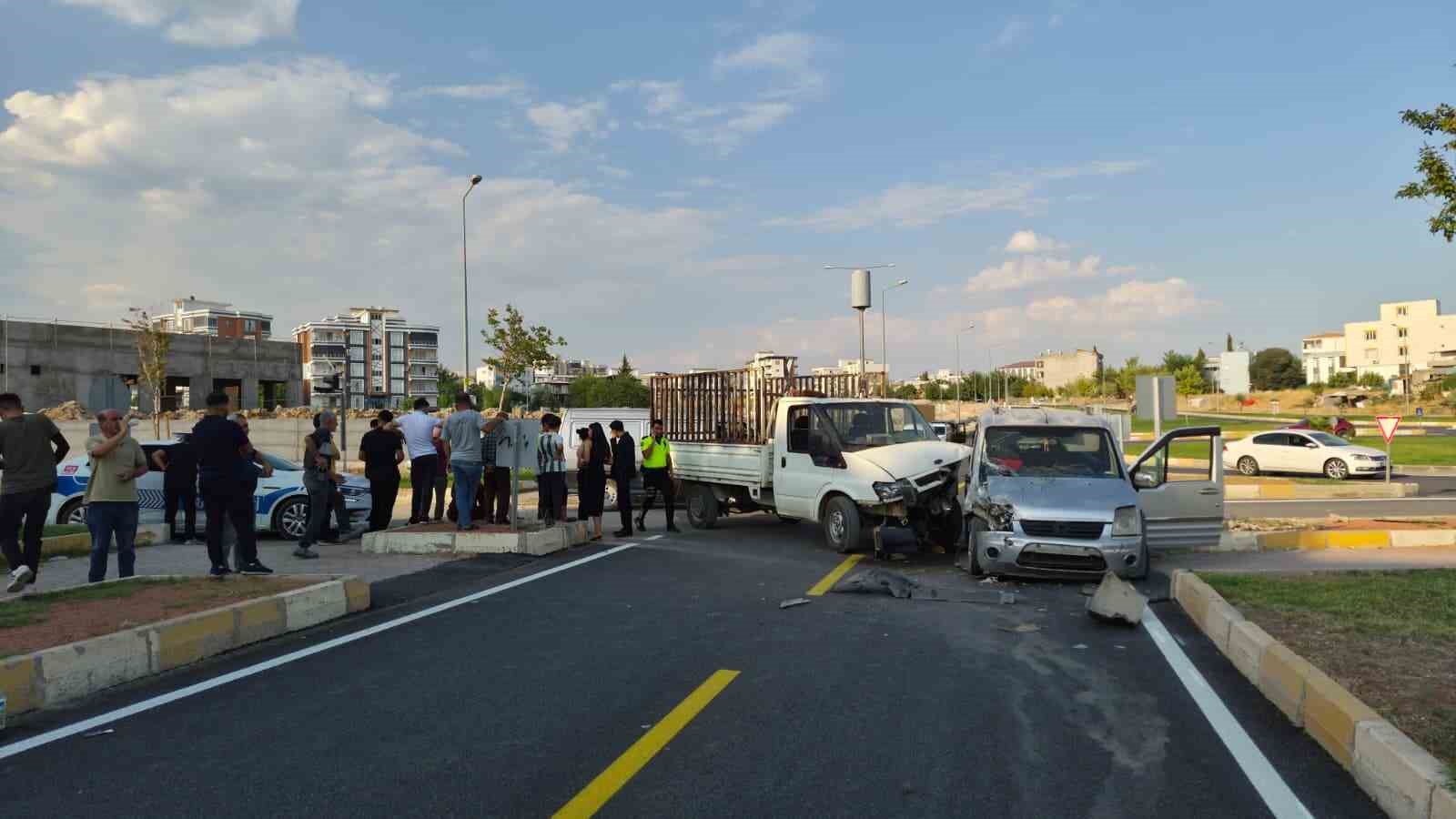 Kamyonet ile hafif ticari araç çarpıştı: 1 yaralı