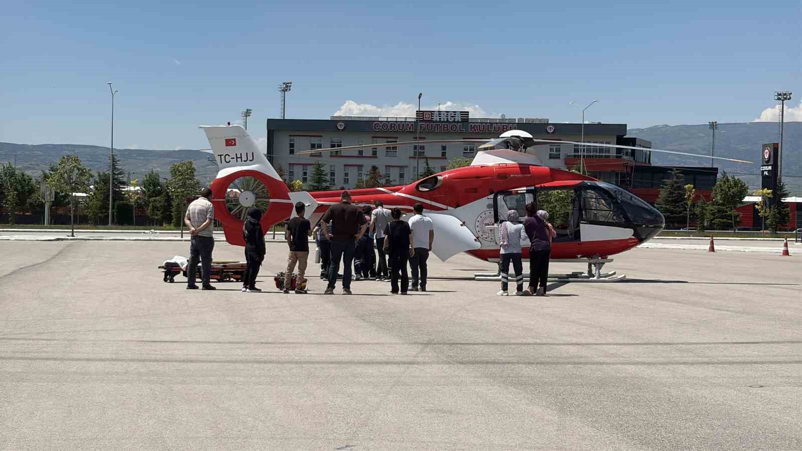 Çorum’da balkondan düşen çocuk ağır yaralandı, ambulans helikopterle Ankara’ya sevk edildi