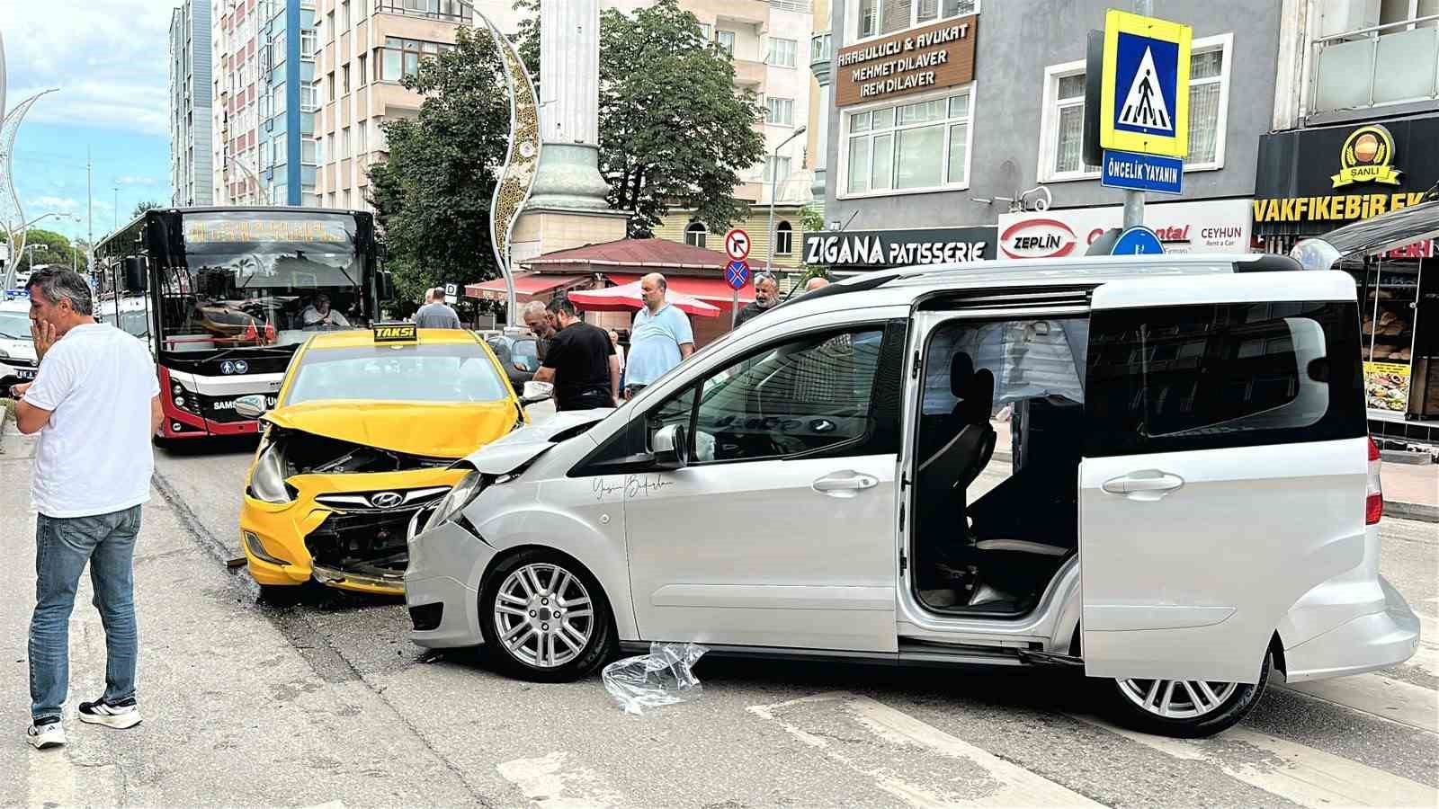 Samsun’da hafif ticari araç ile ticari taksi kafa kafaya çarpıştı: 2 yaralı