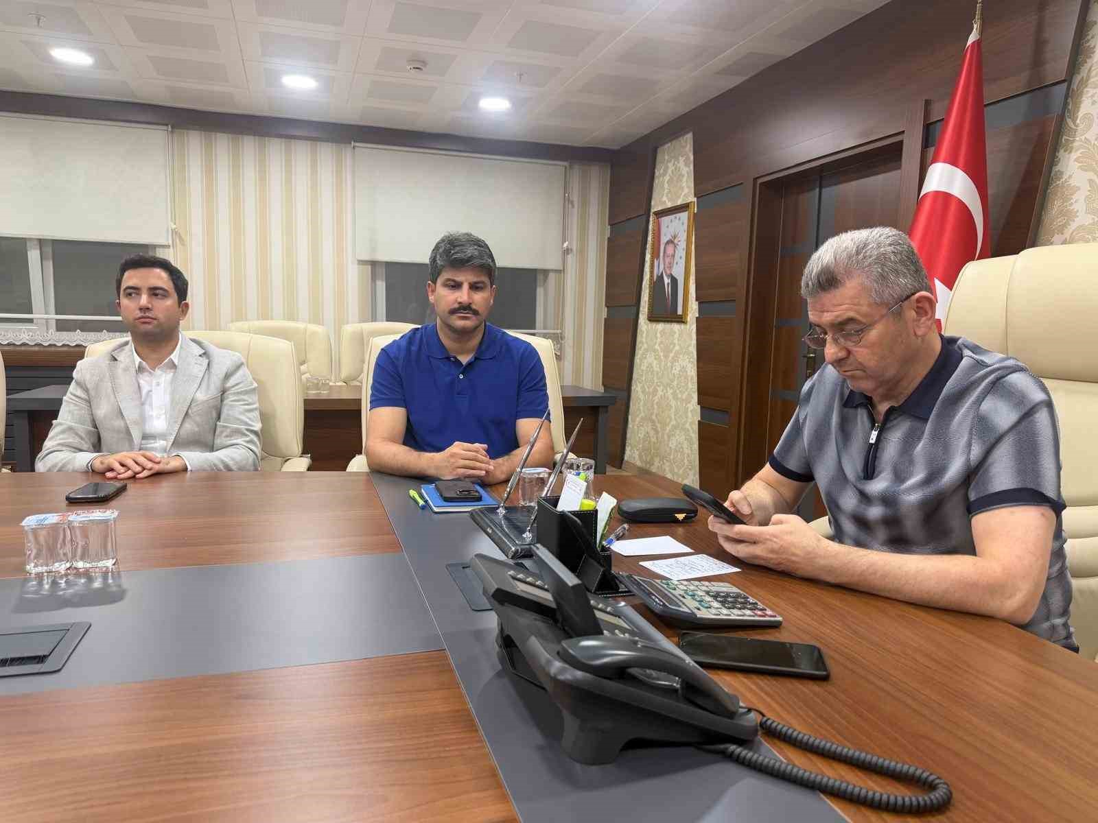 Artvin Valisi Ergün’den Hopa’daki şüpheli cisim ile ilgili açıklama: "Endişe edilecek bir durum yok, yol yeniden trafiğe açıldı"