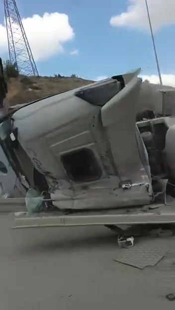 Beton mikseri devrildi, ara&ccedil;ta sıkışan s&uuml;r&uuml;c&uuml; yaralandı