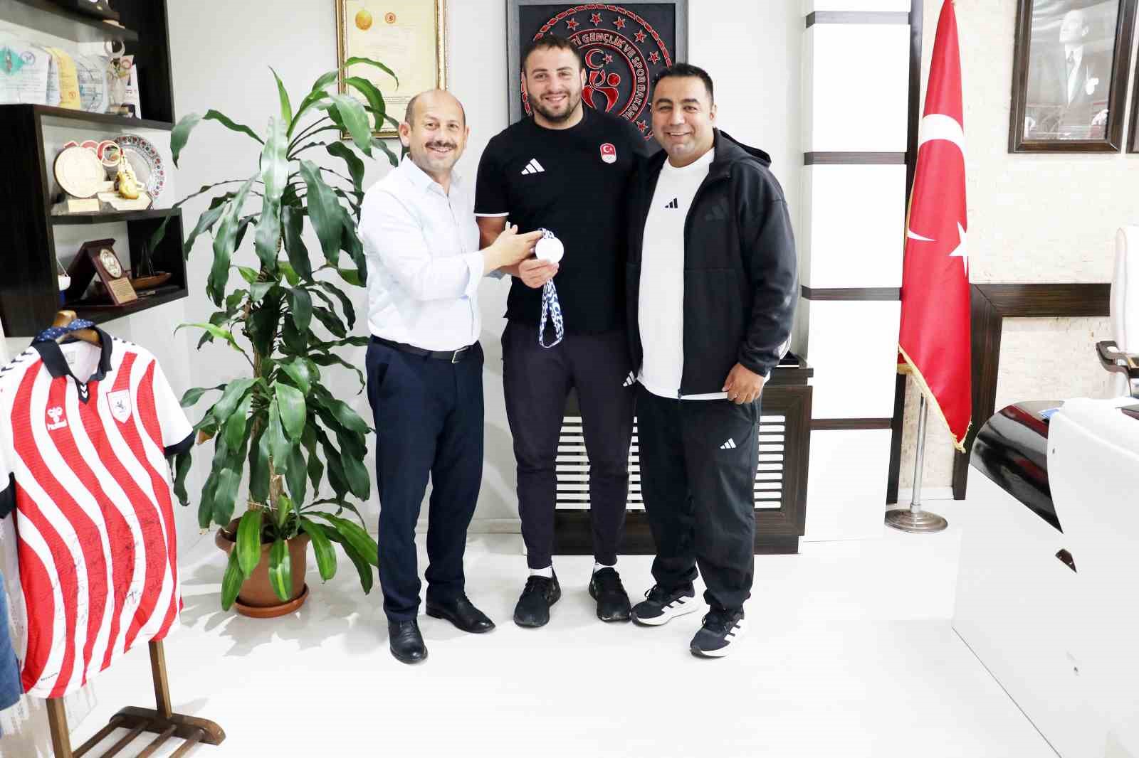 Samsunlu boks&ouml;r Berat Acar, Akdeniz Oyunları&rsquo;nda g&uuml;m&uuml;ş madalya kazandı