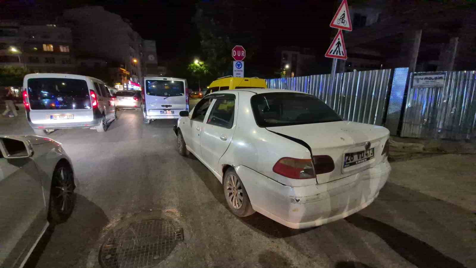 Minibüs sürücüsü para sayarken önündeki araca çarptı: 1’i çocuk 2 yaralı