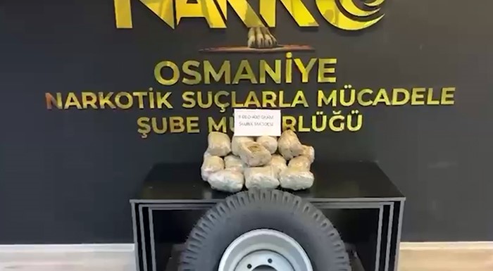 Yedek lastiğe saklanan uyuşturucuyu &rsquo;Jardi&rsquo; buldu