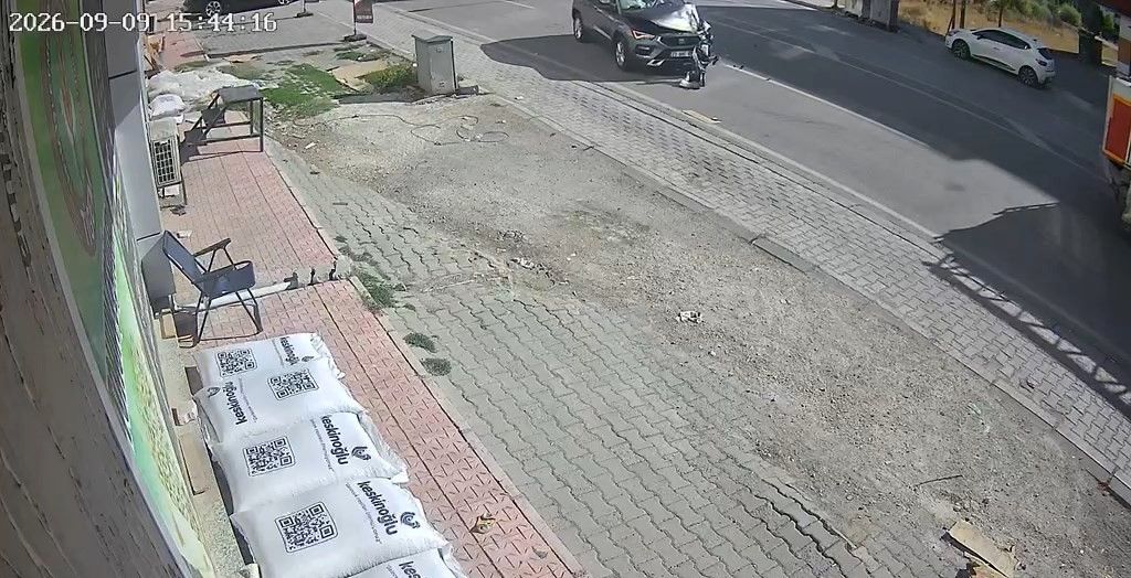 Elazığ’da bir gün arayla aynı yerde 2 kaza kameralara yansıdı