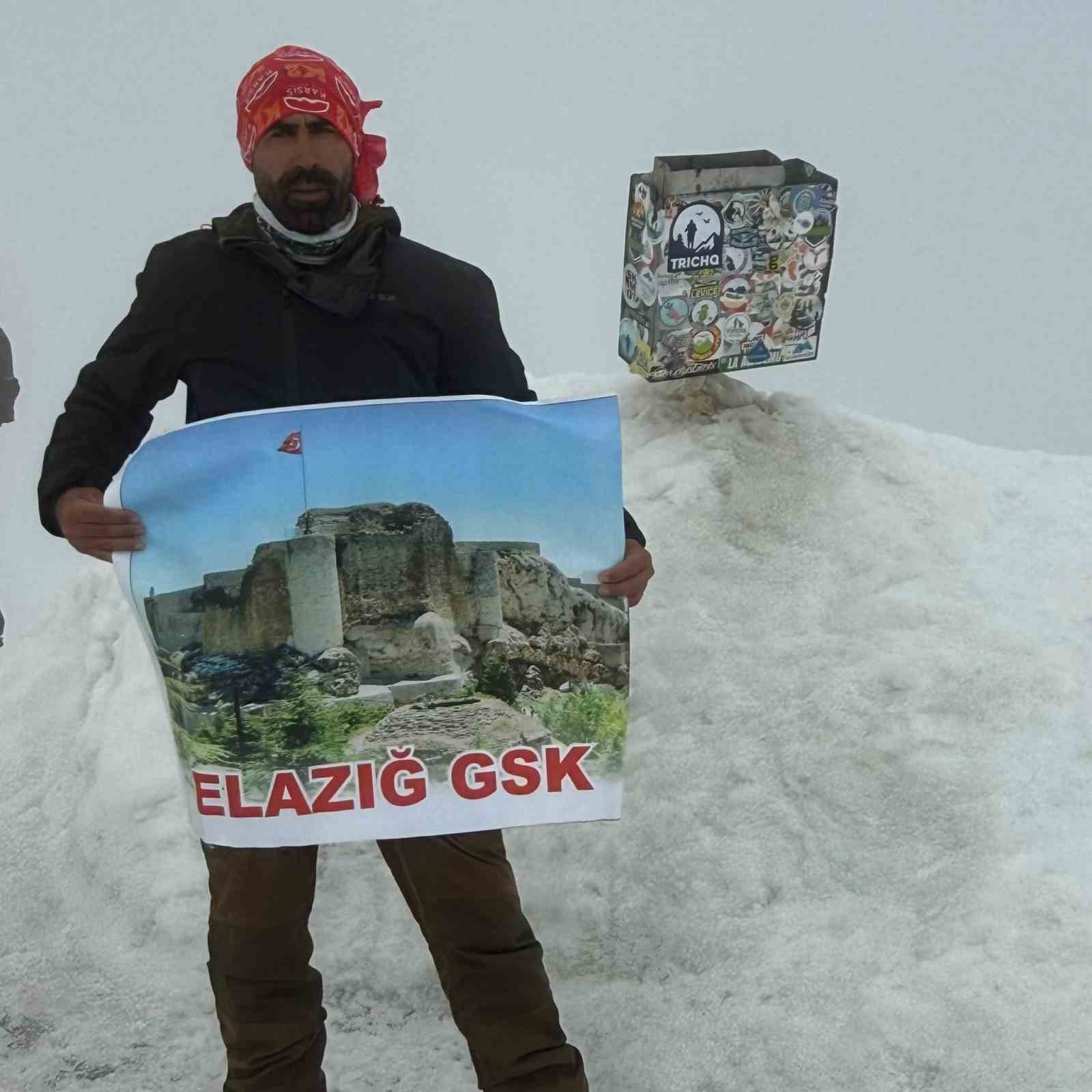 Elazığlı sporcudan Ağrı Dağı’nda 30 Ağustos Zafer Bayramı tırmanışı