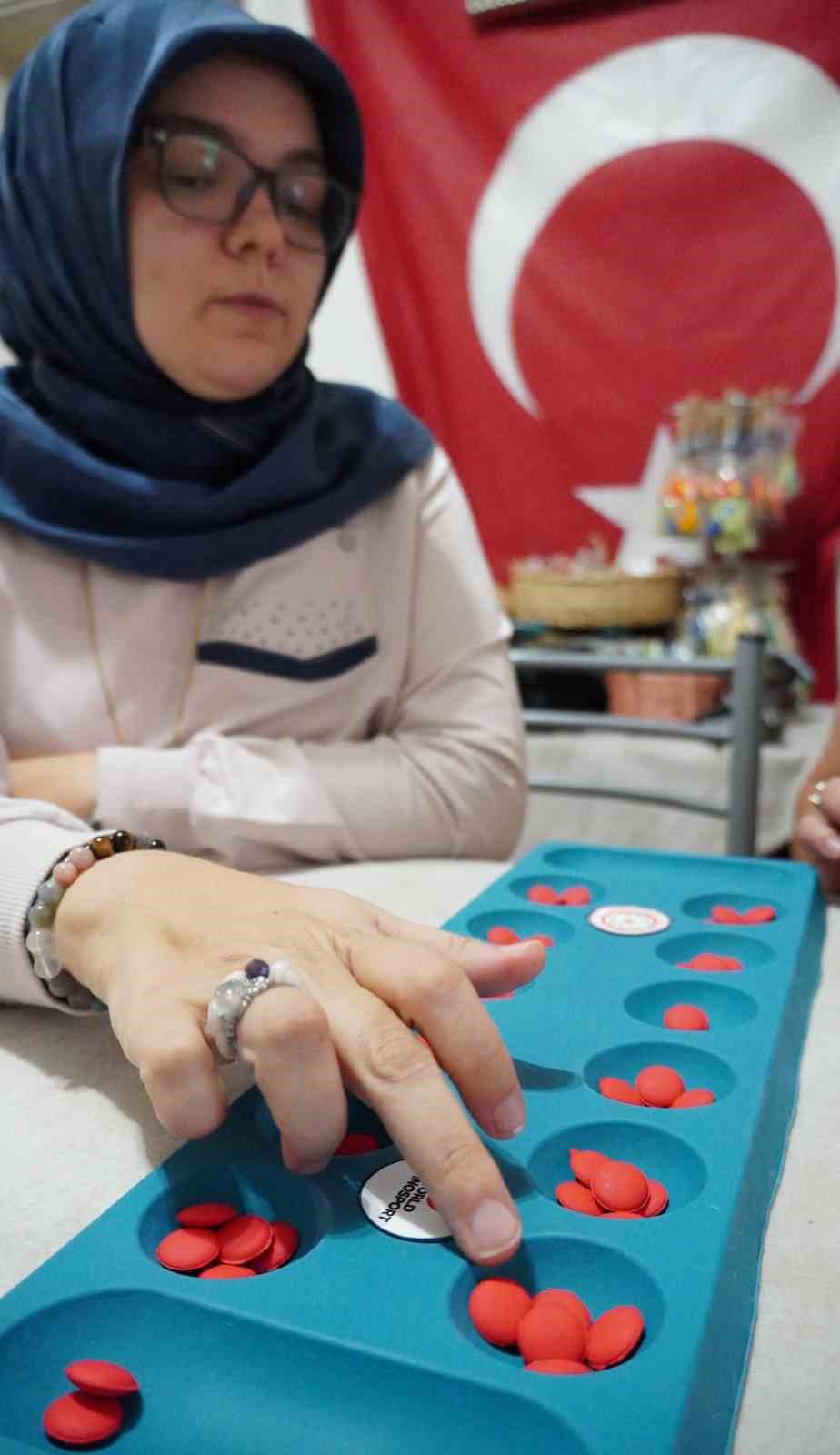 Çocuklarını satranca götürdü, Manisa’nın ilk kadın mangala antrenörü oldu