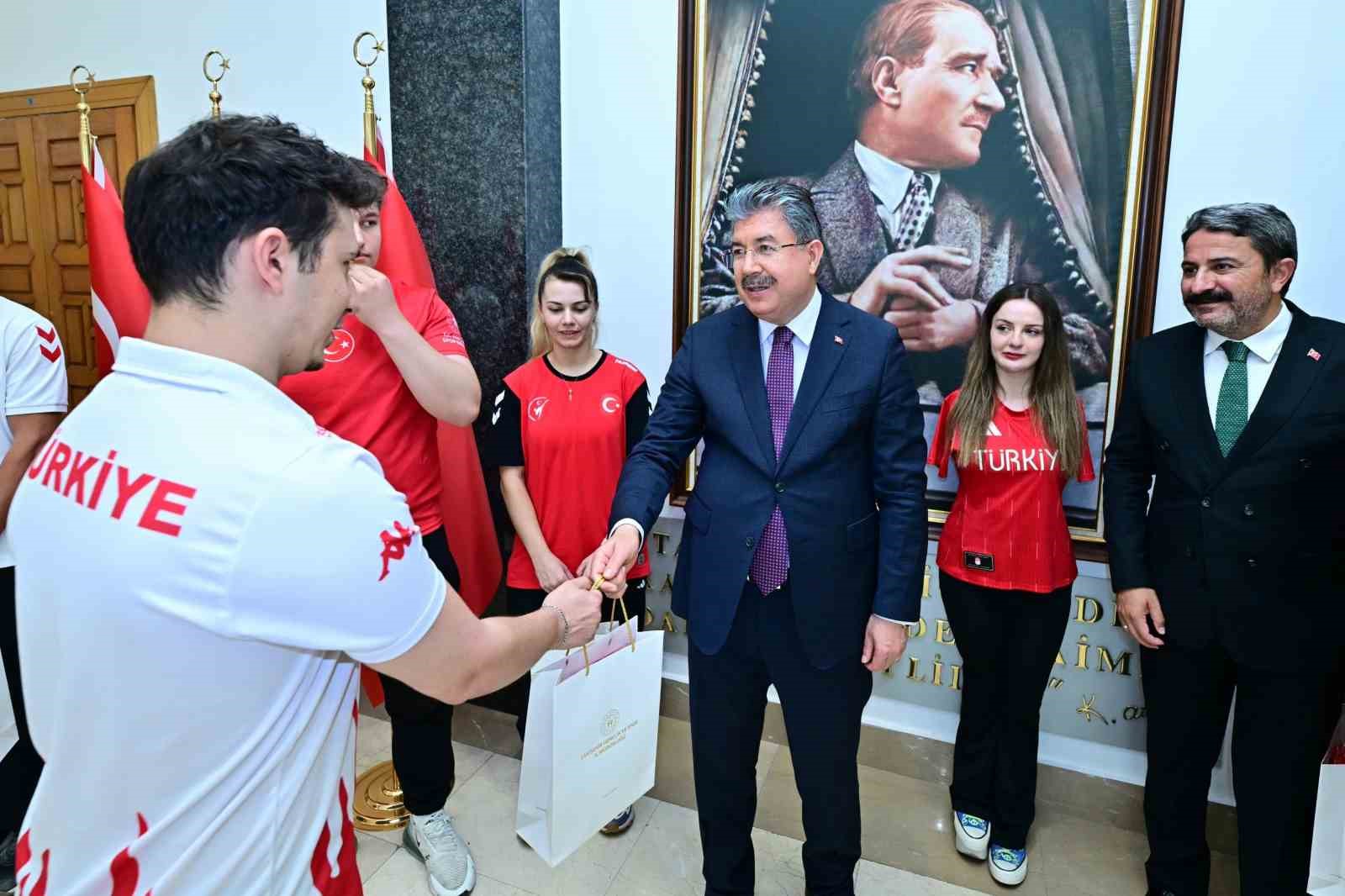 Vali Yılmaz, başarılarıyla gurur kaynağı olan sporcuları makamında ağırladı