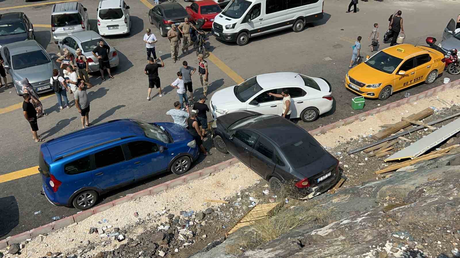 Osmaniye’de korkulukları kıran otomobil alt otoparka düştü: 5 yaralı