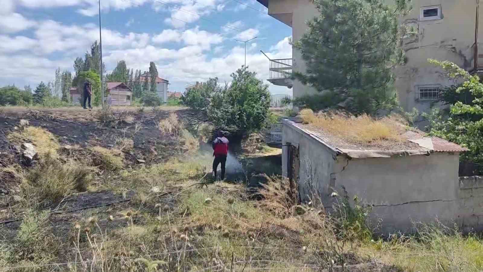 Fırtına yangına neden oldu, alevler evlere sıçramadan söndürüldü