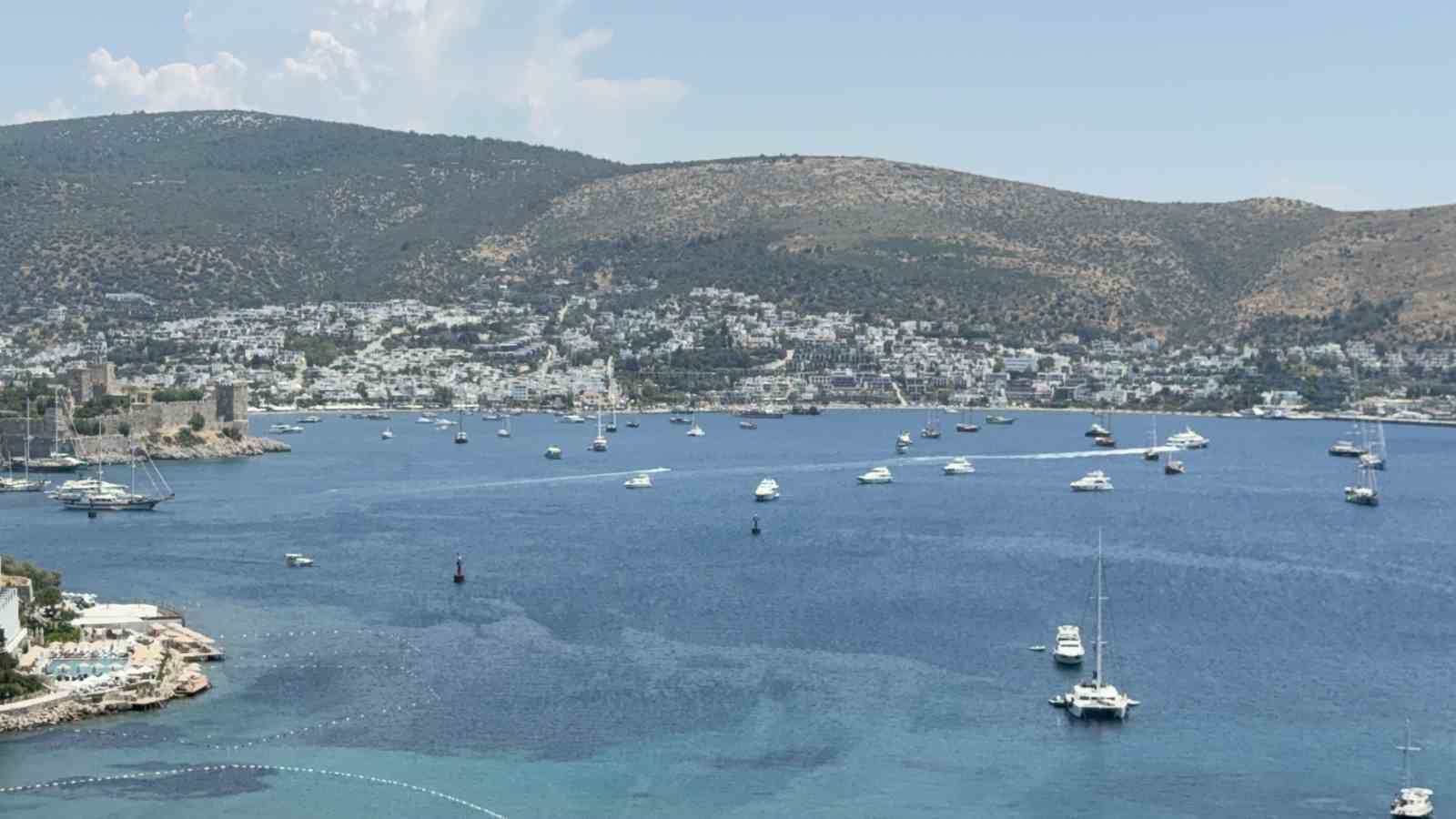 Bodrum koylarında yat kuşatması: Sezon açıldı, denizde yoğunluk başladı