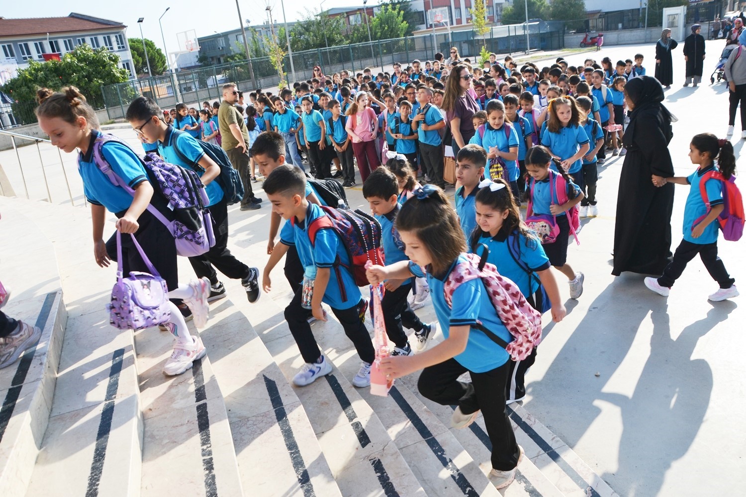 Manisa&rsquo;da 270 bin &ouml;ğrenci i&ccedil;in ders zili &ccedil;aldı