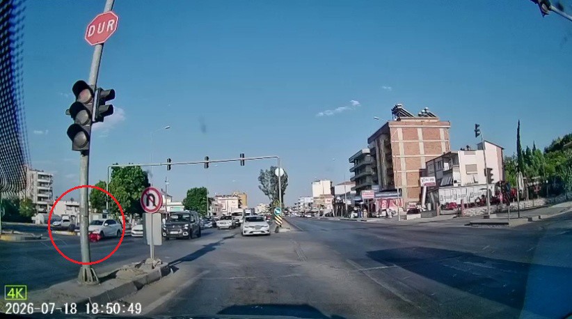 Otomobile &ccedil;arpan motosiklet s&uuml;r&uuml;c&uuml;s&uuml;n&uuml;n kaskı fırladı, havada takla atıp yere savruldu