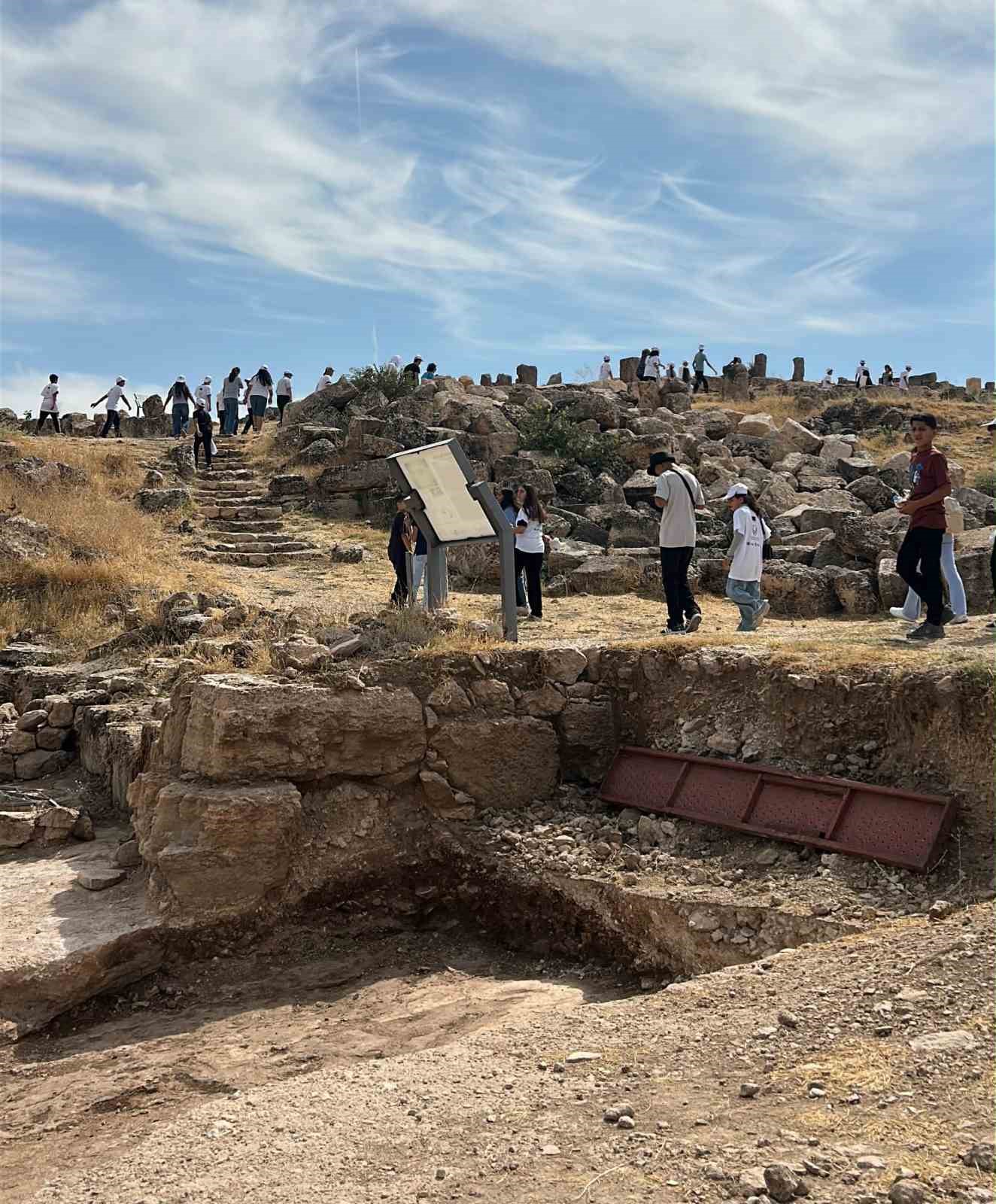 Diyarbakır&rsquo;da k&ouml;y okulu &ouml;ğrencilerine tarihi gezi