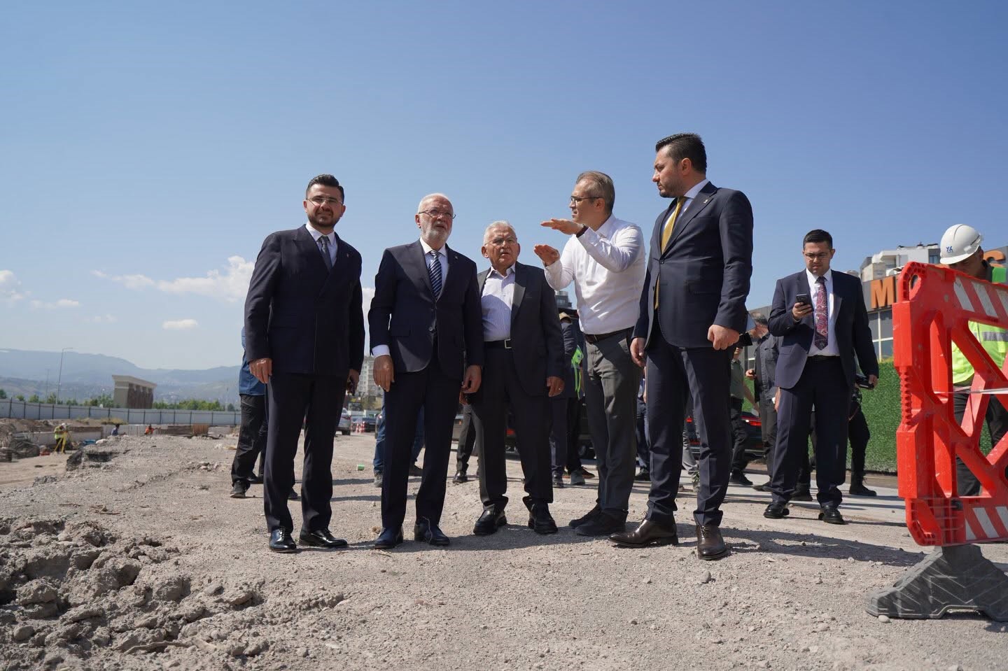 Büyükkılıç ve Elitaş, Kartal Katlı Kavşağı’ndaki çalışmaları yerinde inceledi