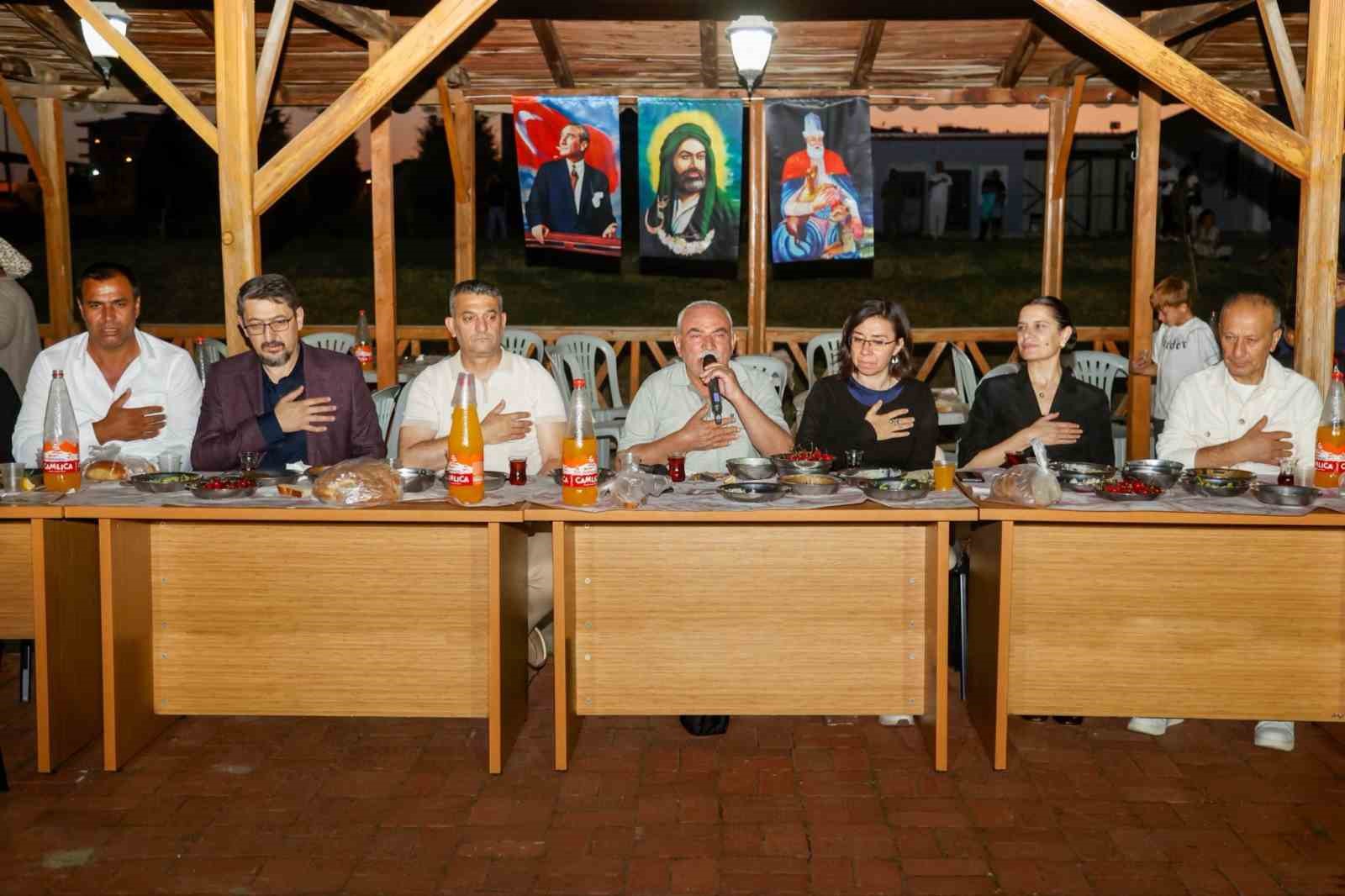 Başkan Vekili &Ouml;zkan, Muharrem ayı iftarında vatandaşlarla buluştu