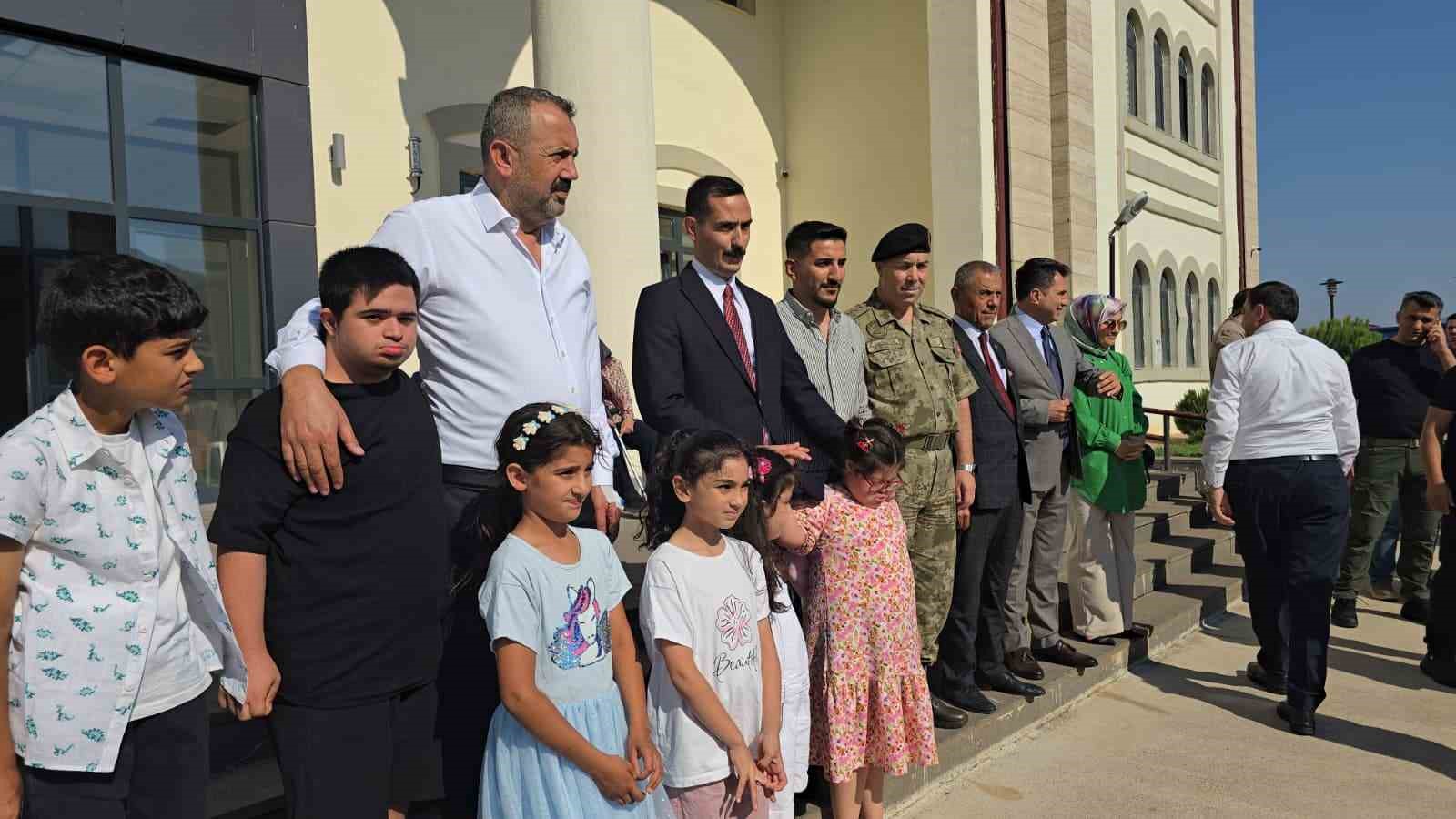 İslahiye il&ccedil;esi, Kaymakam Mehmet Soylu&rsquo;ya konvoy ve g&ouml;zyaşlarıyla veda etti