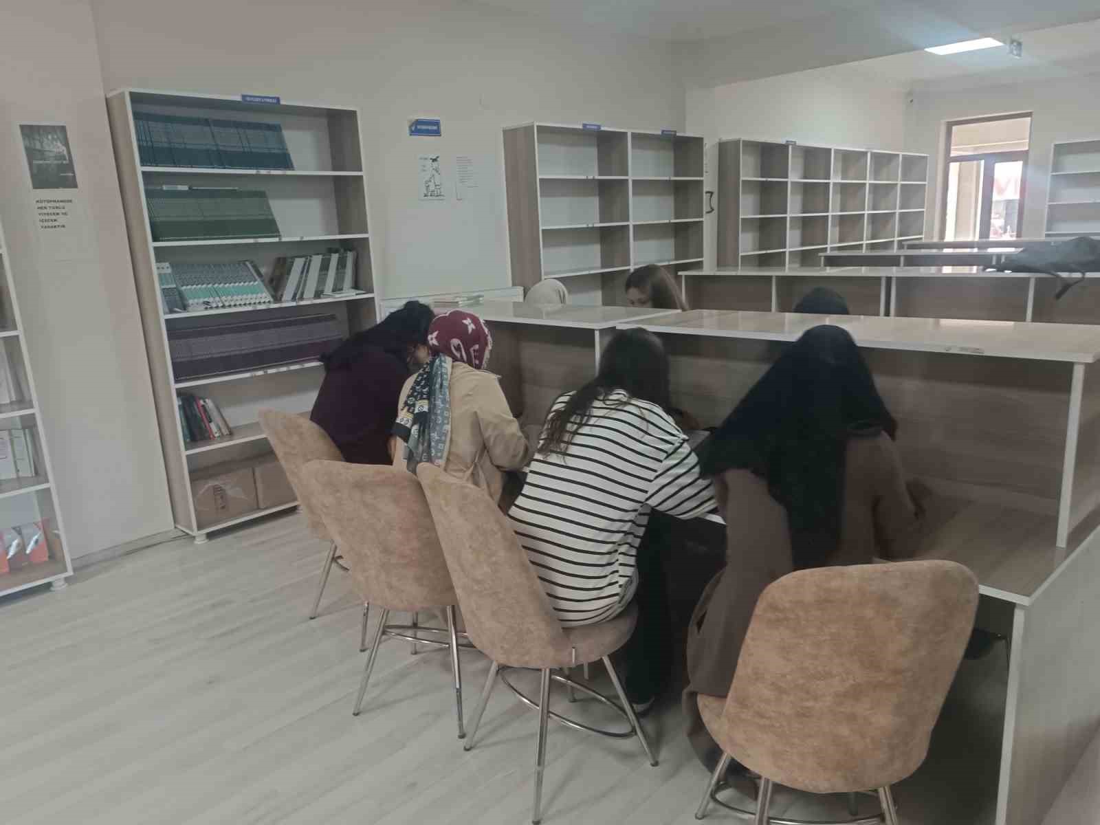 Özalp’te Diyanet Etüt Merkezi ve kütüphane yoğun ilgi görüyor