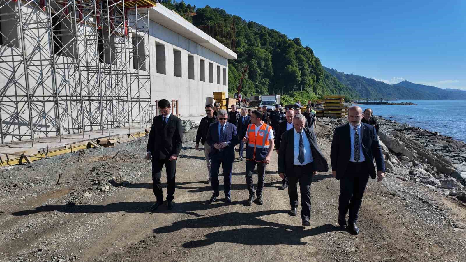 4 kişinin hayatını kaybettiği heyelan bölgesinde tünel çalışmaları aralıksız devam ediyor