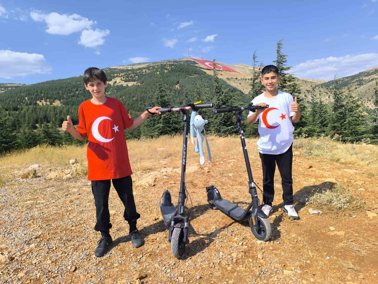 Scooterlarını bayrak sevgisi i&ccedil;in s&uuml;rd&uuml;ler, zirvede d&uuml;nyanın en b&uuml;y&uuml;k ay yıldızıyla buluştular